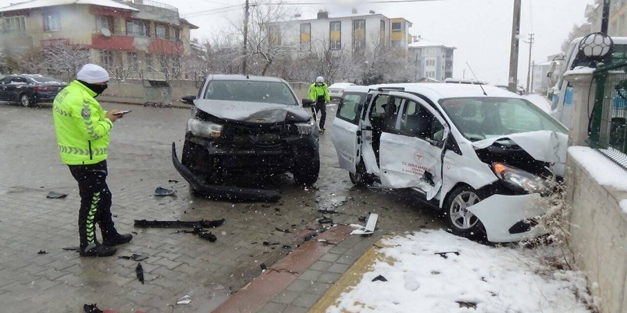 Aşı ekibi kaza yaptı: 4 sağlık görevlisi yaralandı