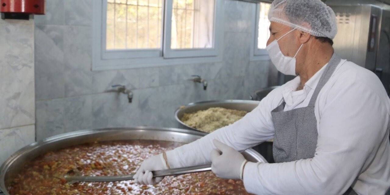Dev kazanlarda pişiyor, kapı kapı dağıtılıyor