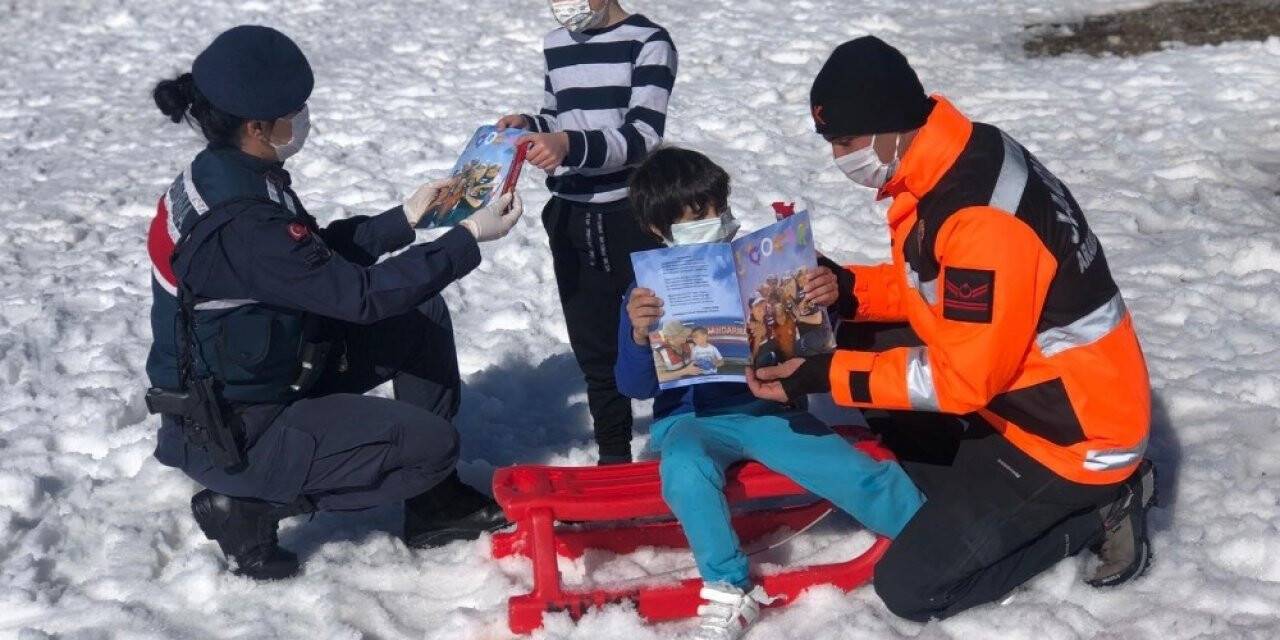 Jandarma çocuklara güvenlik tedbirlerini anlatıyor