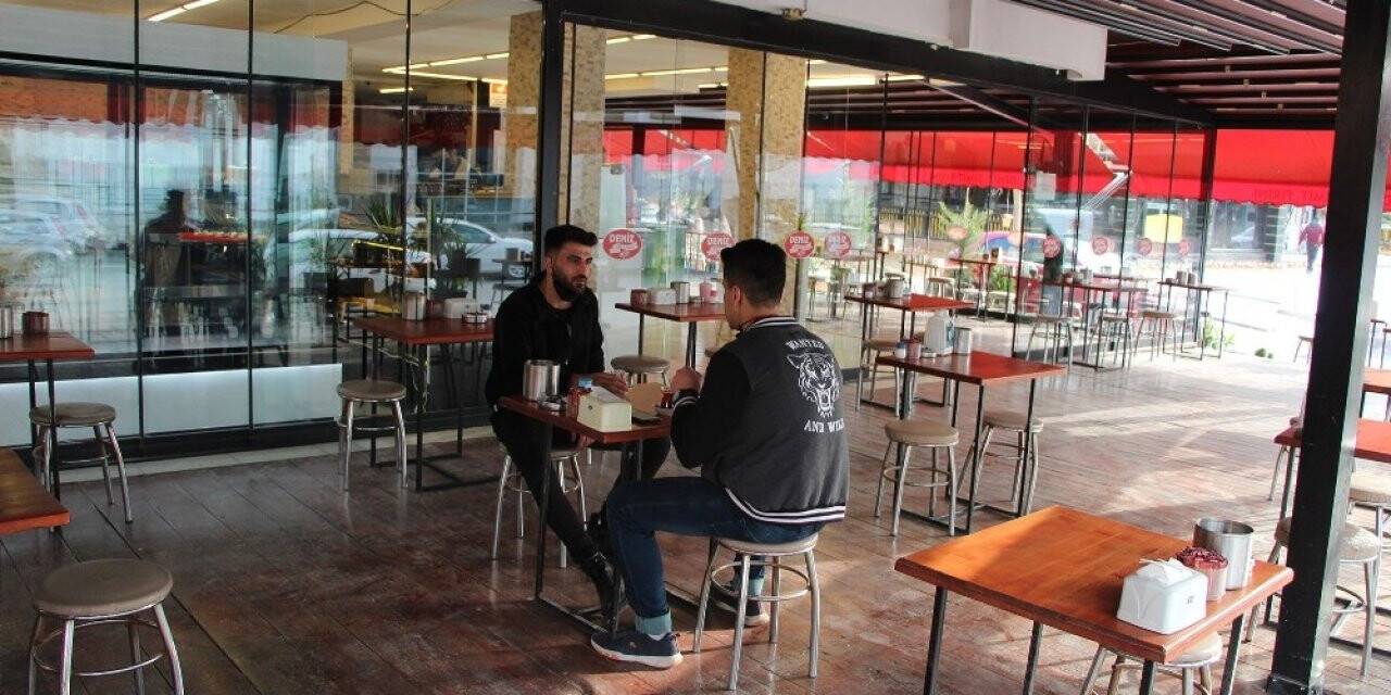 Antalya’da kafe ve restoranlar yüzde 50 kapasiteyle hizmete başladı