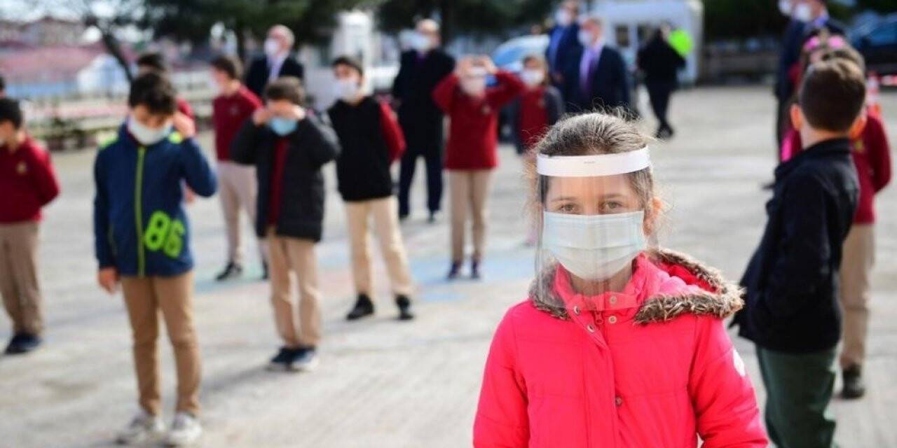 Trabzon’da öğrenciler kolbastı eşliğinde sınıflarına girdi