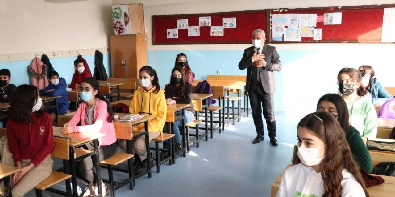 Hakkari’de 379 okulda yüz yüze eğitim başladı