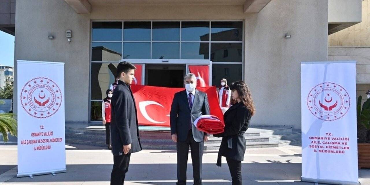 Hatay’dan getirilen Türk bayrağı Osmaniye’de teslim alındı