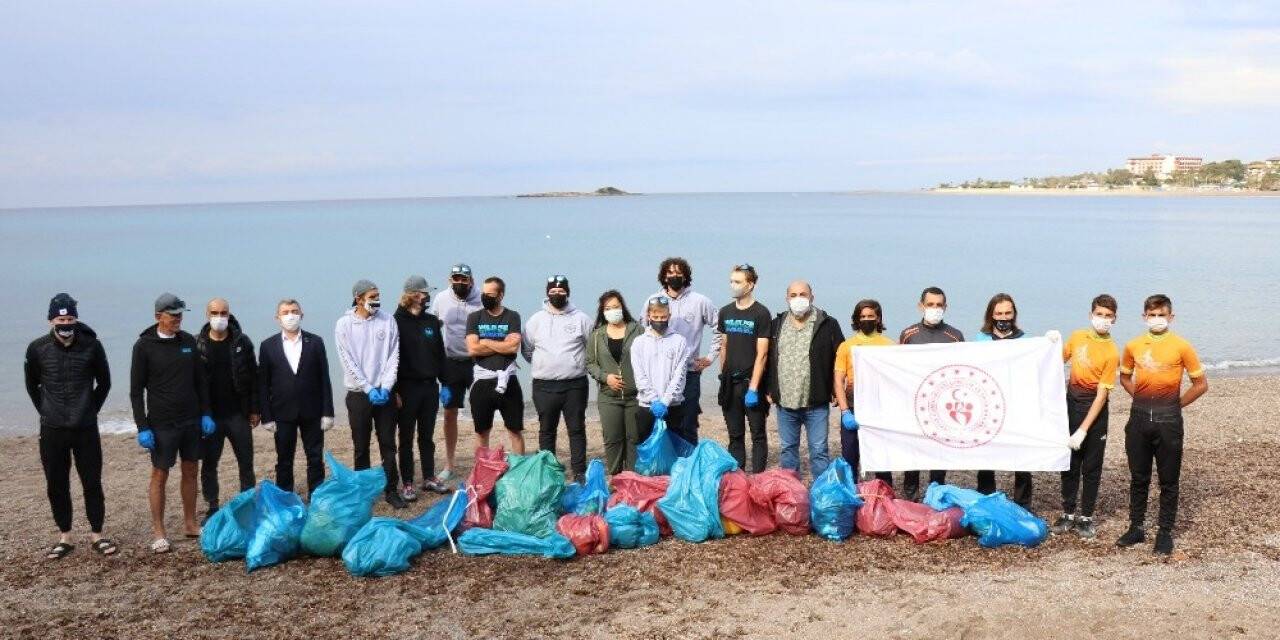 Amerikalı sporcular Antalya’da çevre temizliği yaptı