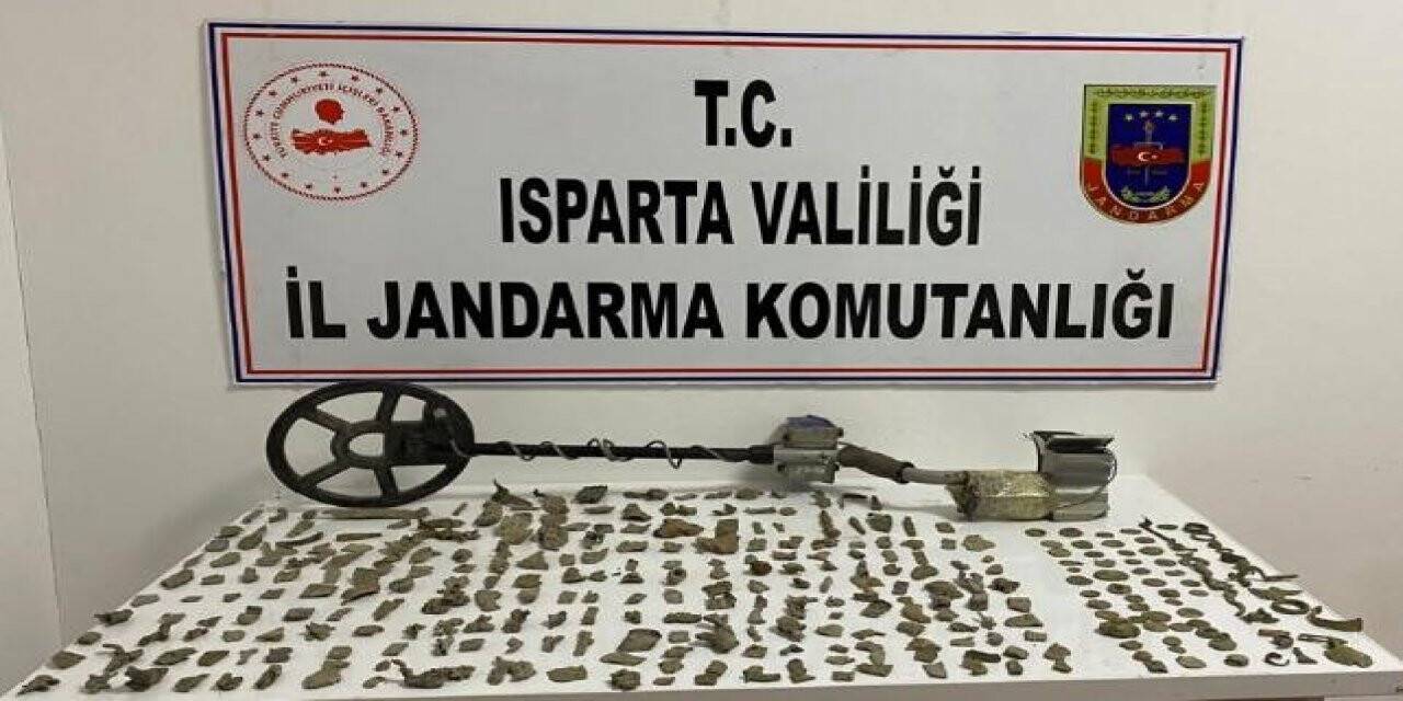 Isparta’da elindeki tarihi eserleri satmak isteyen şahsa operasyon