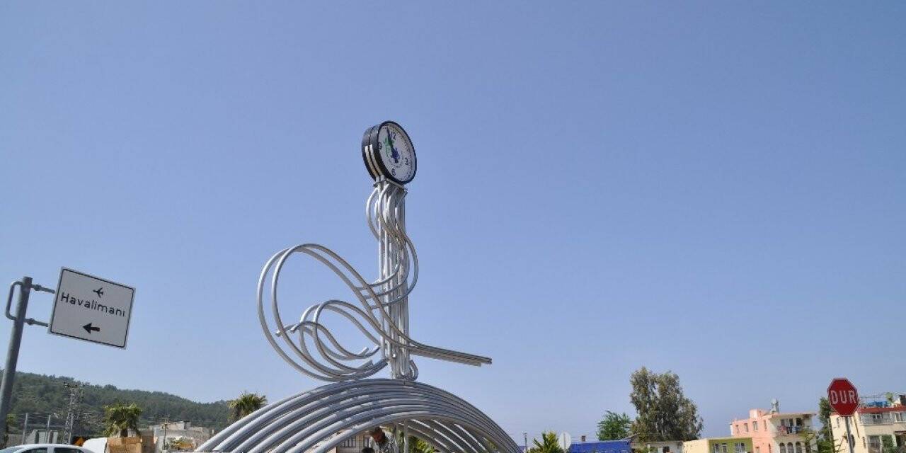 CHP’li belediye kavşaktaki Osmanlı tuğrasını kaldırdı