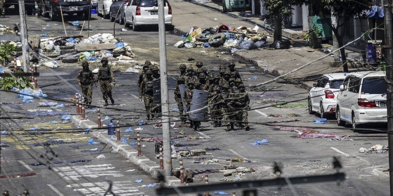 Myanmar’da protestoculara gerçek mermiyle müdahale: 4 yaralı