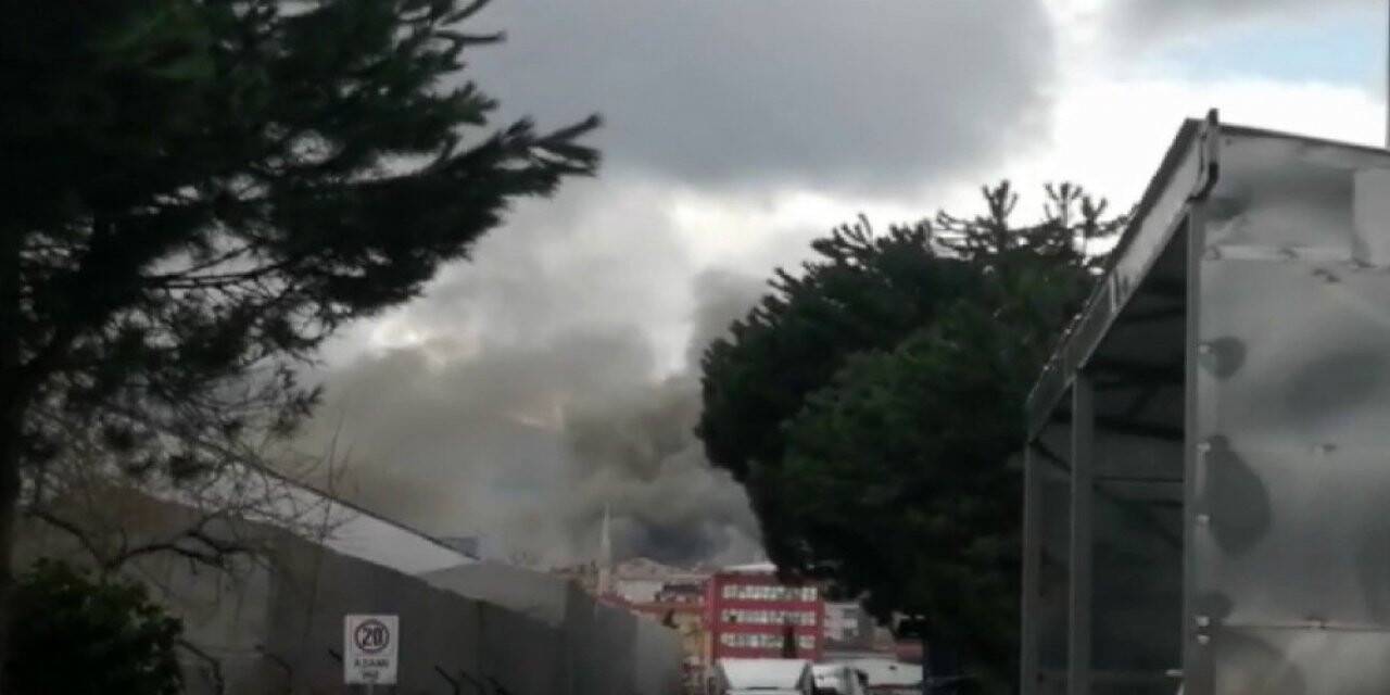 Ataşehir’de fabrikada yangını çıktı. Olay yerine çoksa sayıda itfaiye ekibi sevk edildi.