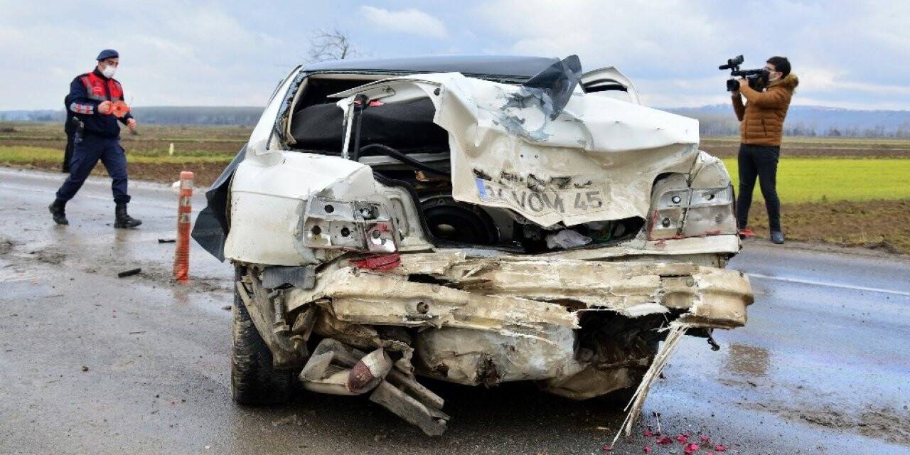 Kontrolden çıkan otomobil ortalığı savaş alanına çevirdi: 3 yaralı