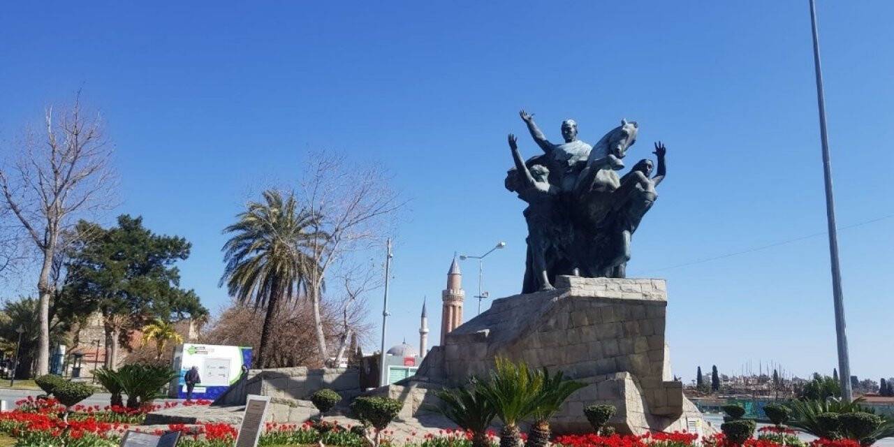 Antalya’da açan 161 bin lale ve sümbül görenleri hayran bırakıyor