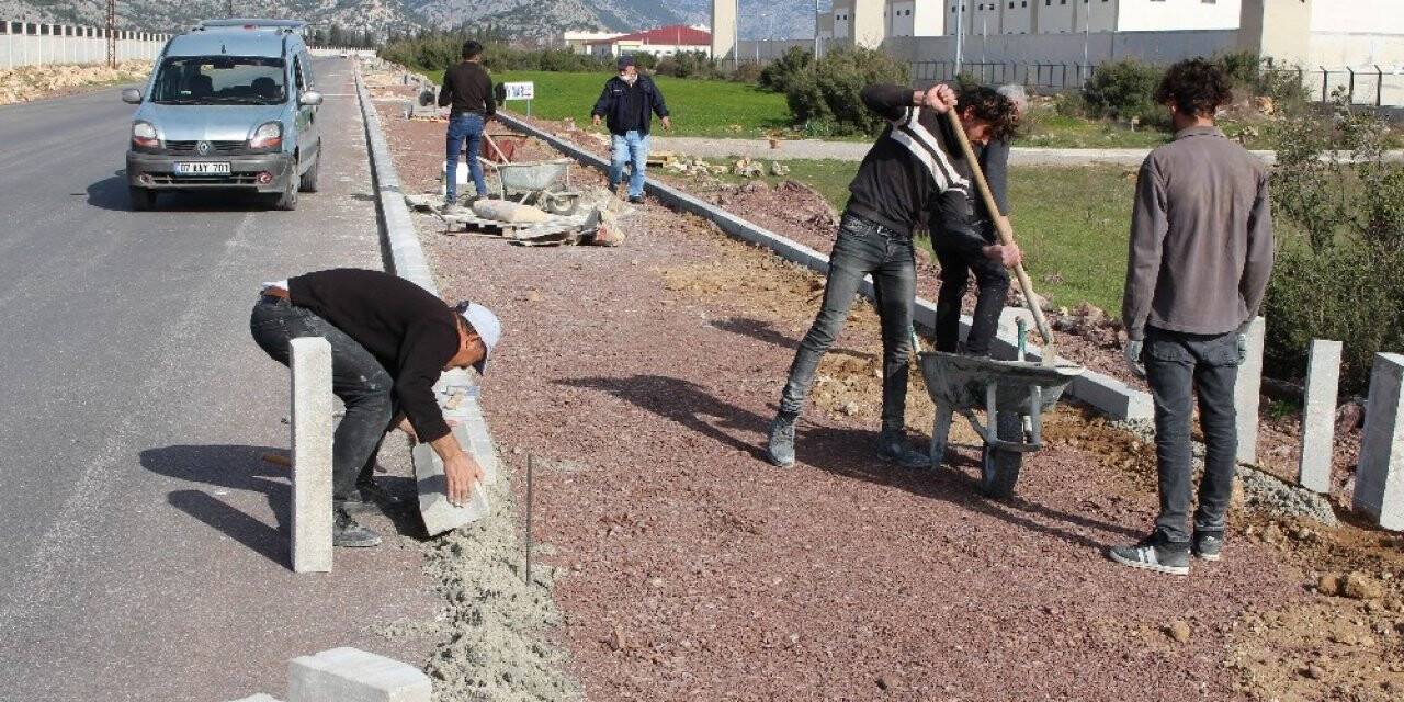 Döşemealtı Kırgöz yoluna kaldırım çalışması
