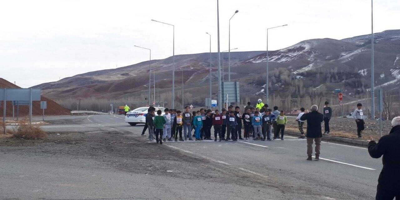 Tuzluca’da öğrenciler arası koşu yarışması düzenlendi