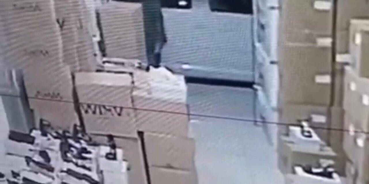 Depodan ayakkabı çalan hırsız kameralara yakalandı