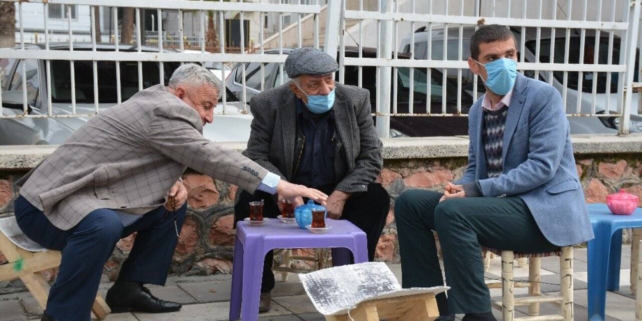 Kısıtlamalar kalktı, esnaf iş yerini temizleyip müşteri almaya başladı