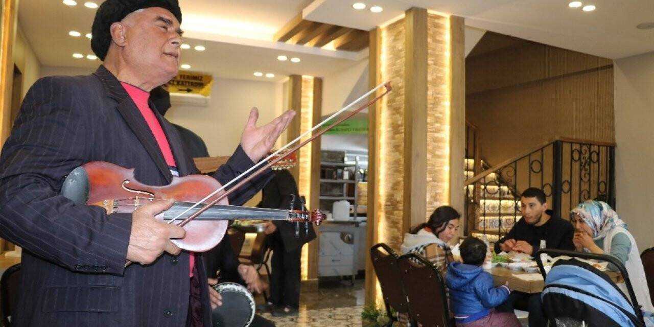 Kebapçılar ilk müşterilerini müzik, halay ve türküyle karşıladı