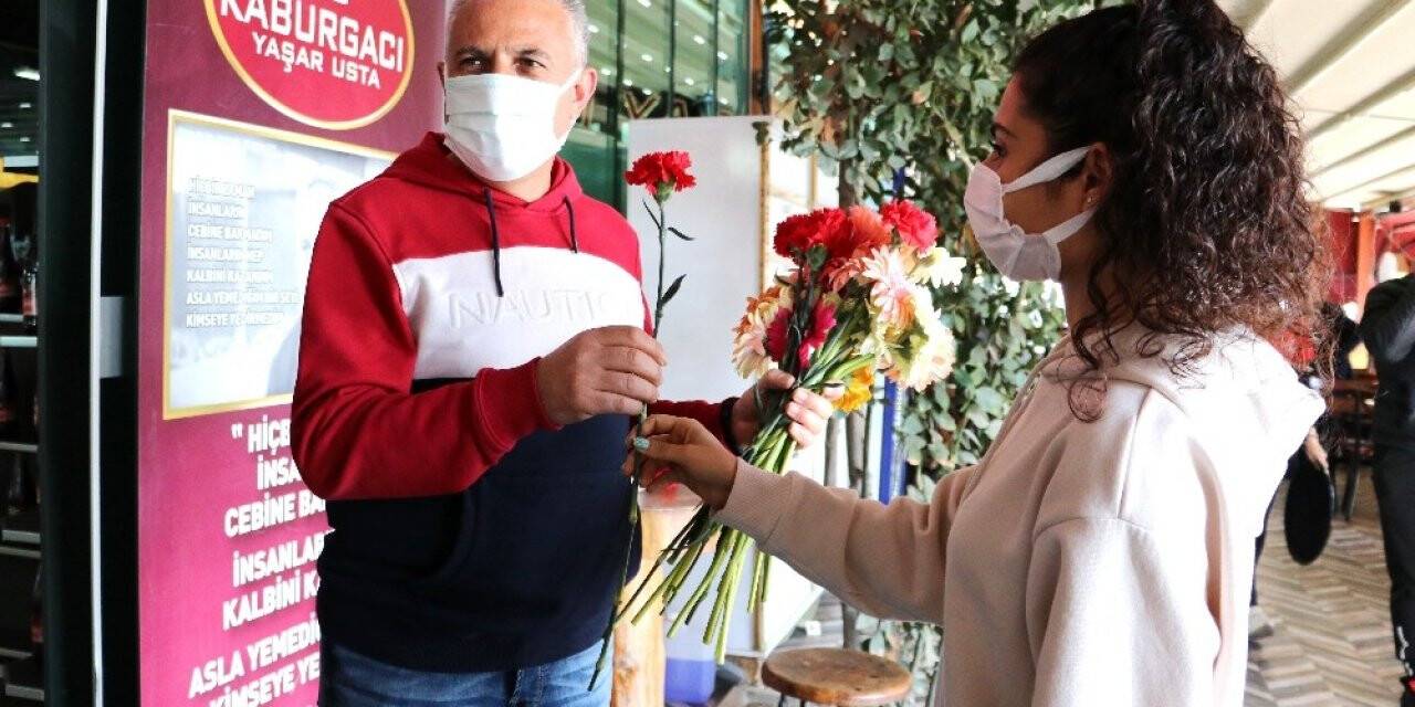 Adanalı kebapçı müşterilerini çiçekle karşıladı