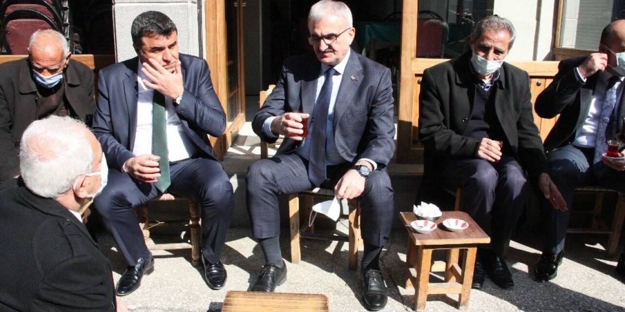 Vali Karaloğlu önce tarihi Peynirciler Çarşısının projesini inceledi, ardından esnafla birlikte çay içti