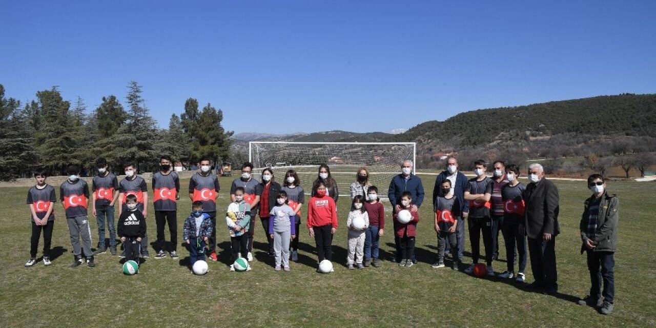 Isparta’da Kozluca köyüne futbol sahası ve oyun parkı kuruldu