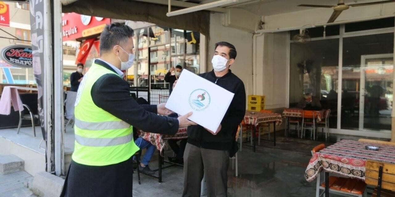 Pamukkale Belediyesi 600 kıraathaneye destek paketi dağıttı