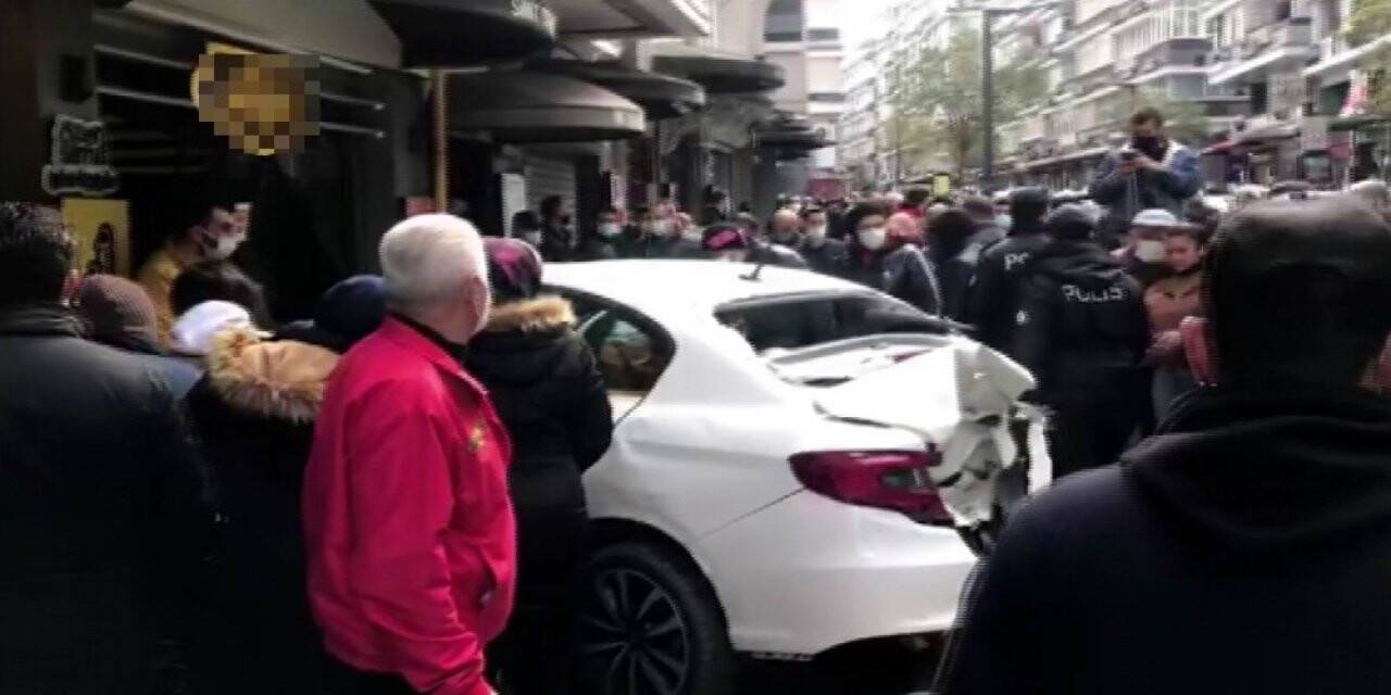 Lüks otomobilin çarptığı araç dükkana girdi: 3 yaralı