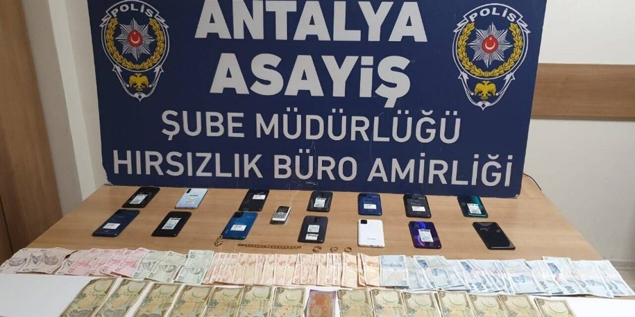 Çatıdan girip evi talan etti