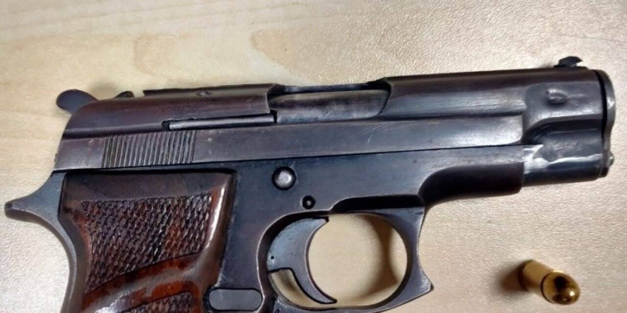 Sokakta yakalanan 3 şüpheli polis merkezine götürüldü