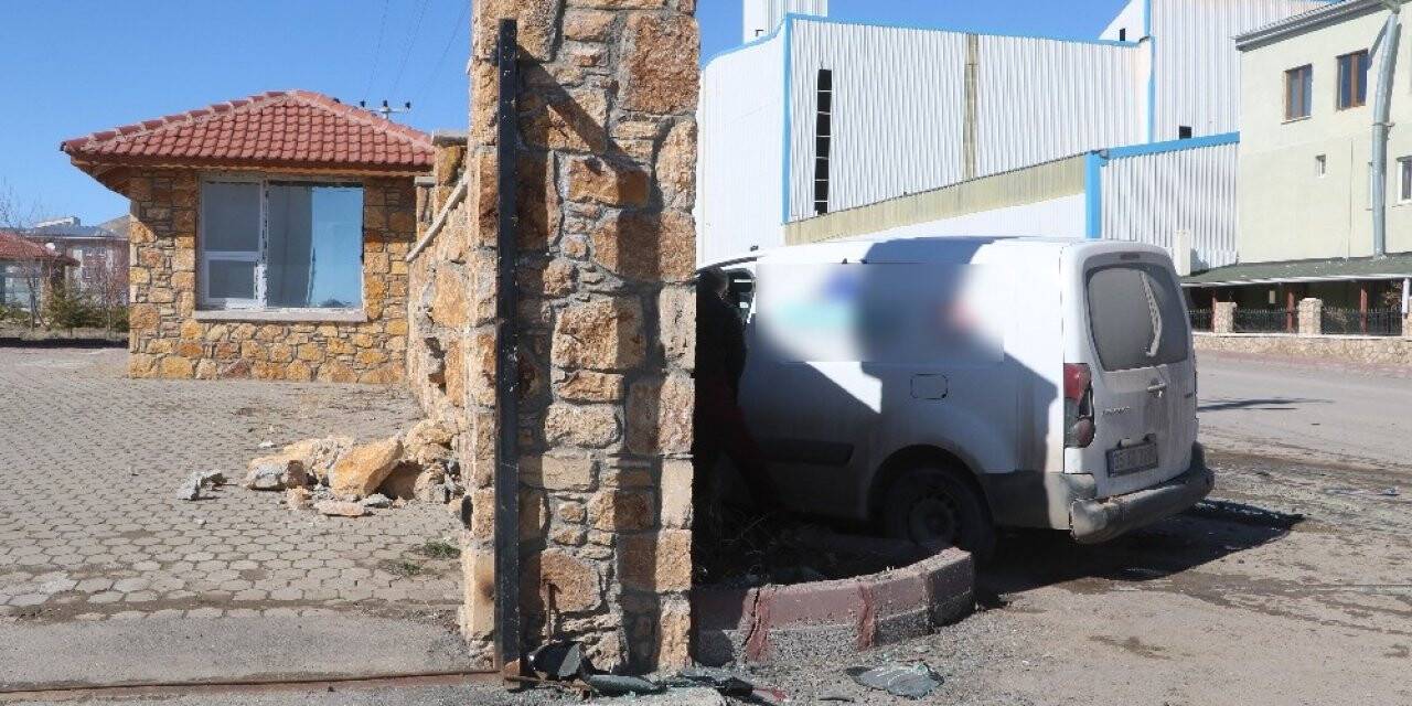 Patlayan bahçe duvarı kazanın şiddetini ortaya koydu, kaza anı güvenlik kamerasında
