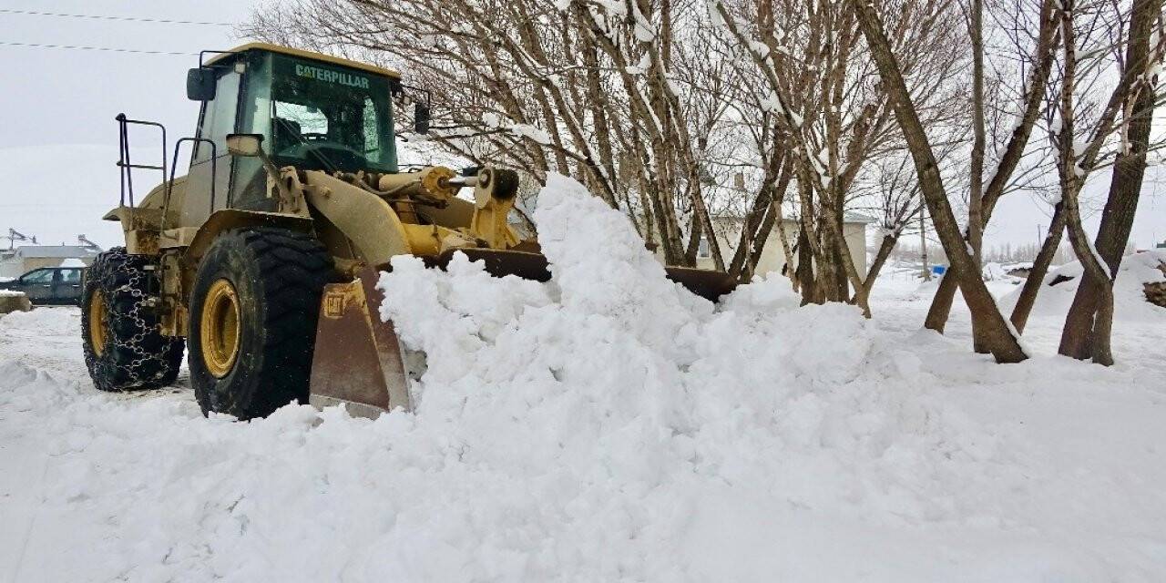 Ağrı’da ulaşıma kapanan 102 köy yolu açıldı