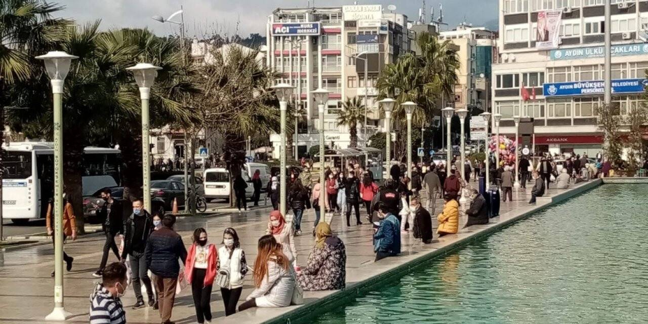 Aydınlılar sokağa akın etti, sosyal mesafe sıfıra indi