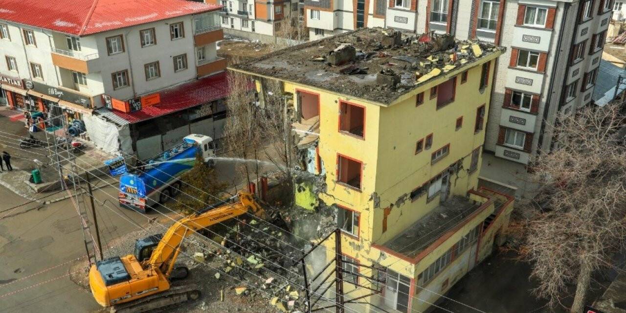 İpekyolu’ndaki hasarlı yapılar yıktırılıyor
