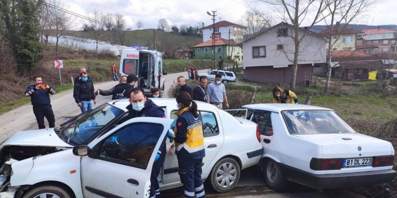 2 otomobil kafa kafaya çarpıştı: 4 yaralı