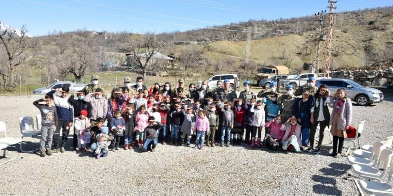 Mehmetçikten Hakkari’deki ilkokul öğrencilerine ziyaret