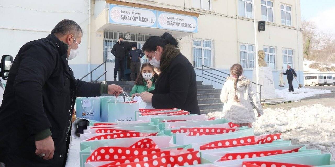 Atakum’dan yüzlerce minik öğrenciye sürpriz hediye