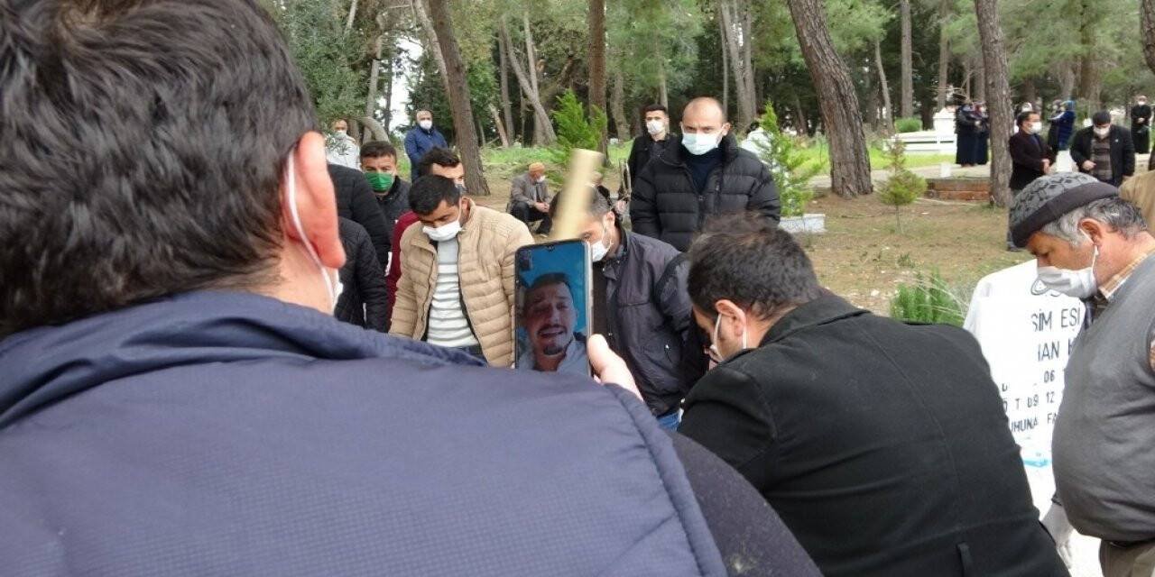 Şizofren oğlunun öldürdüğü anne gözyaşları arasında toprağa verildi