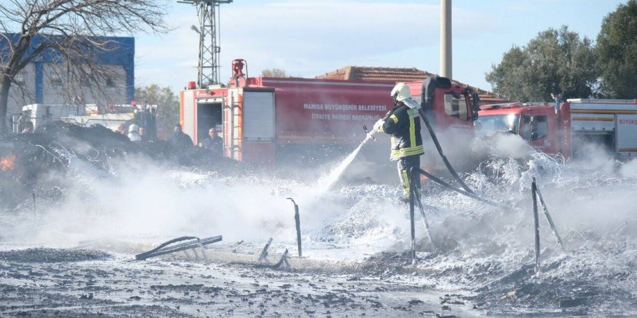 Manisa’da geri dönüşüm tesisindeki yangın söndürüldü
