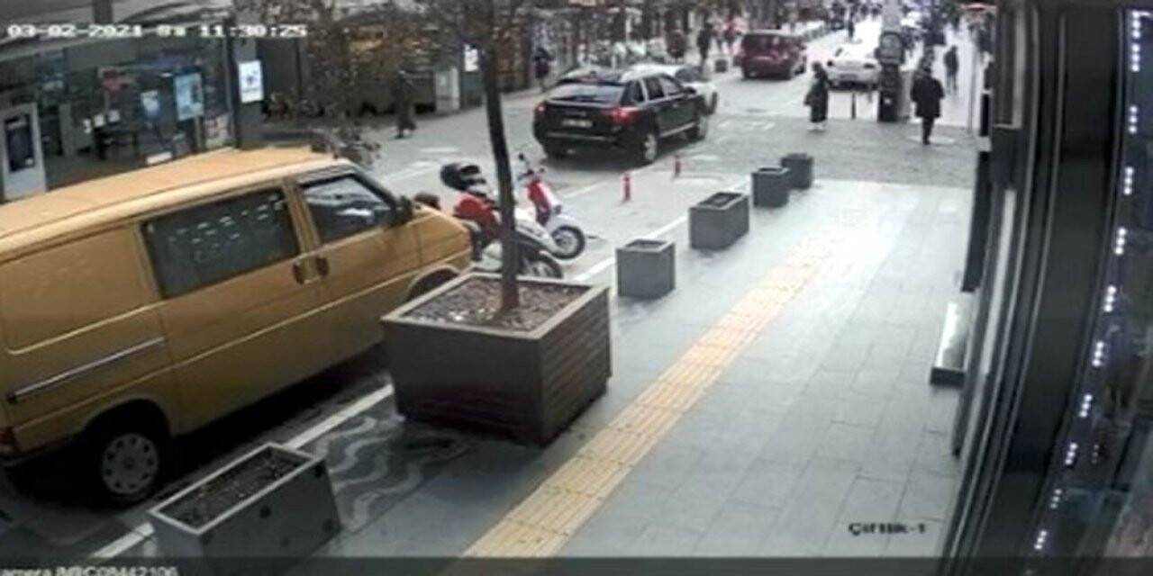 Lüks cipin 3 kişinin yaralanmasına yol açtığı kaza kamerada