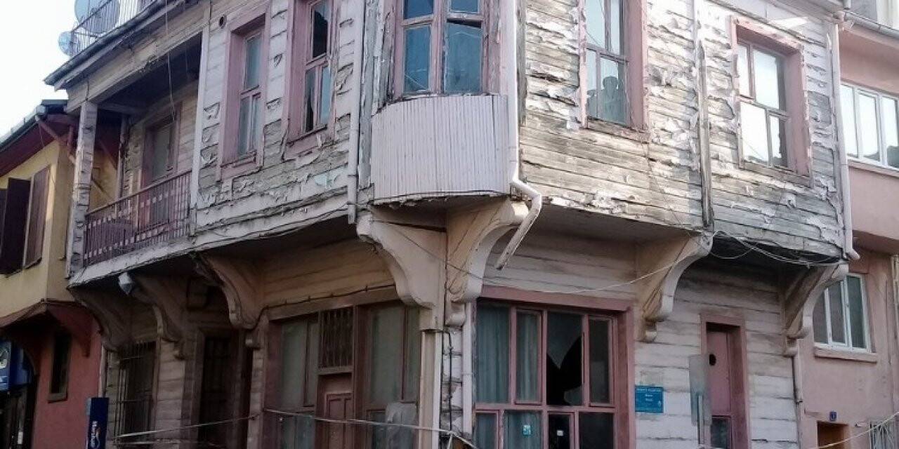 Eğitim yuvası tarihî bina çürüyor