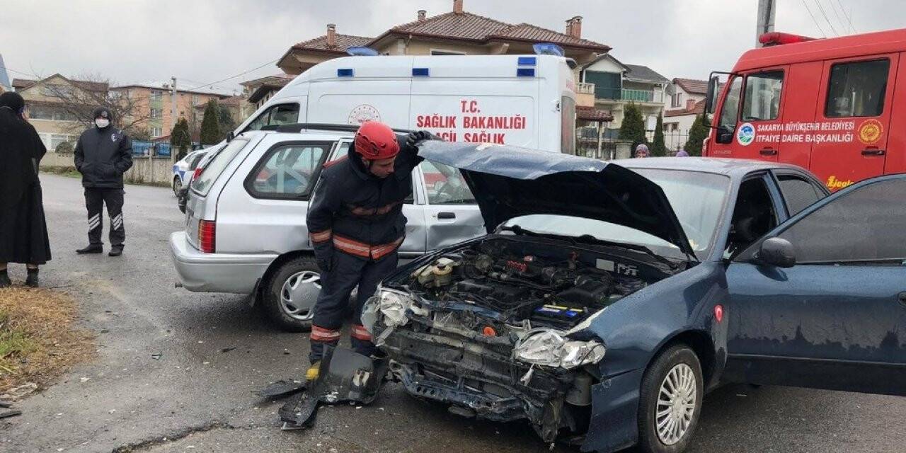 Sakarya’da 2 otomobil çarpıştı: 3 çocuk yaralı