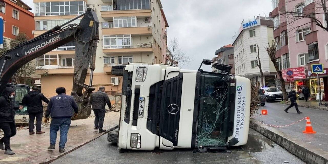 Demir yüklü kamyon yan yattı