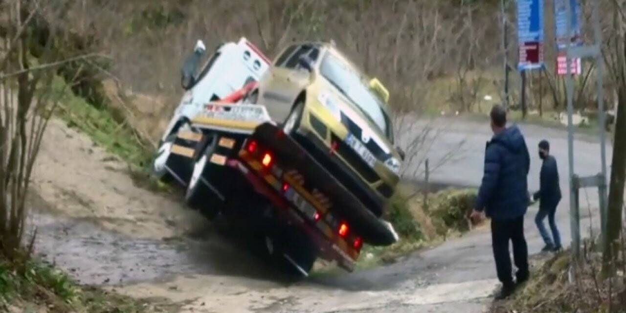 Çekici üzerindeki araçla devrildi