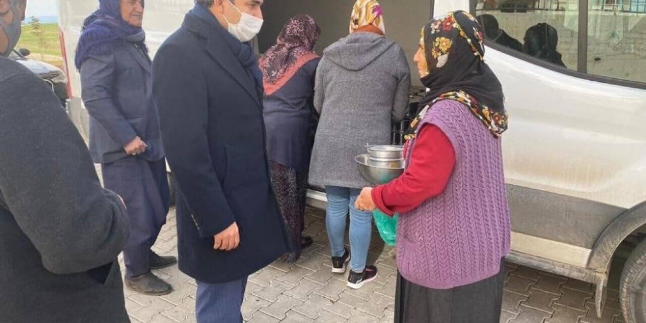 Besni Belediyesi ihtiyaç sahiplerine yemek dağıtıyor