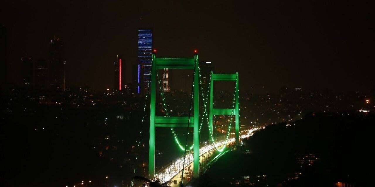 İstanbul’da köprüler yeşil renk ile aydınlatıldı