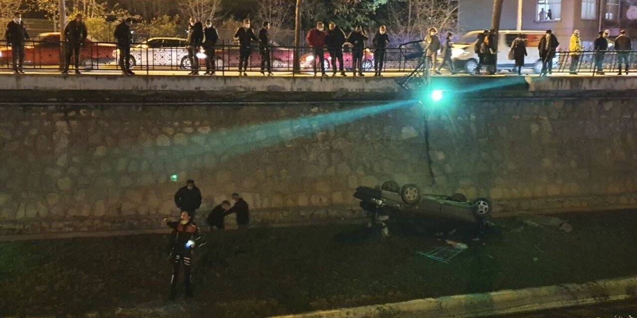 Dereye uçan otomobili izlemek isteyen vatandaşlar sosyal mesafeyi unuttu