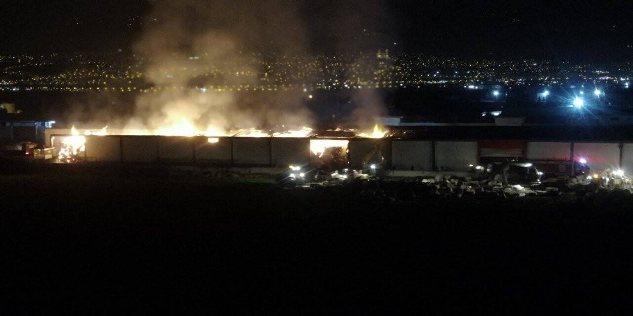 Kahramanmaraş’ta fabrika yangını drone ile görüntülendi