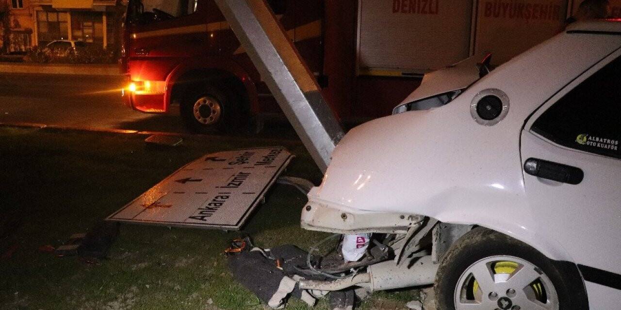 Kayganlaşan yolda aydınlatma direğine çarptı