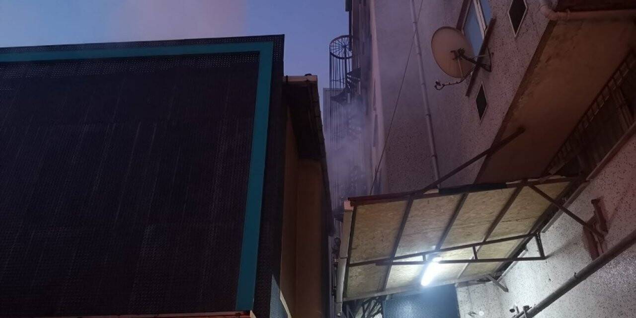 Ataşehir’deki mobilya fabrikası ikinci kez yandı