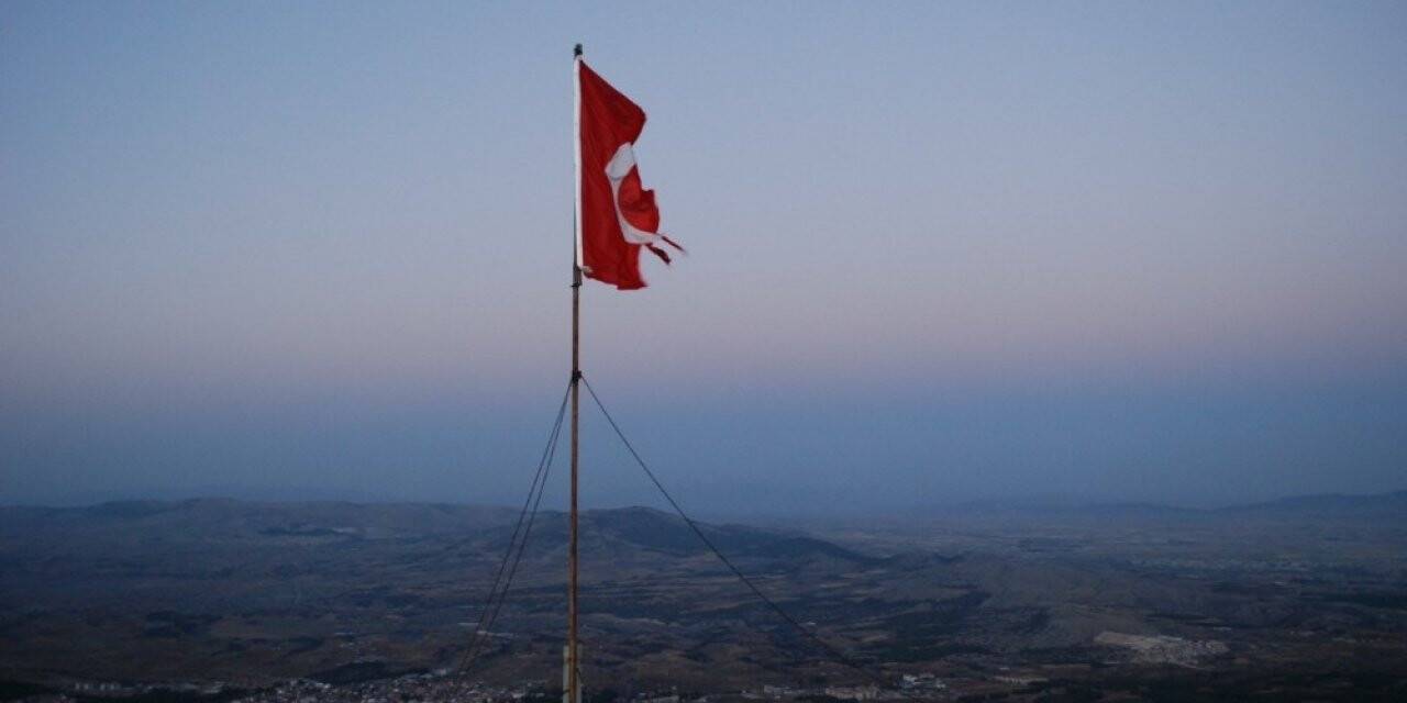 Denizli’de Ülkü Ocakları 1840 metre yükseklikte Türk bayrağını değiştirdi