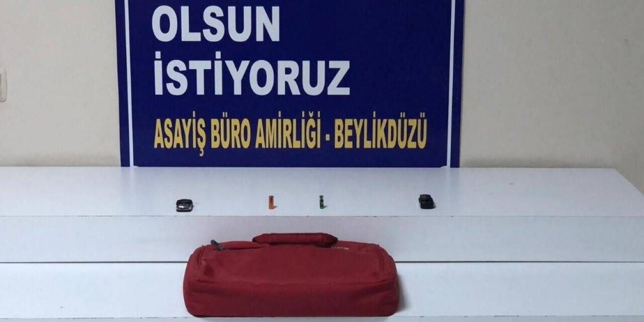 Beylikdüzü’nde ’sinyal kesici’ cihaz ile otomobilleri soyan zanlı kamerada