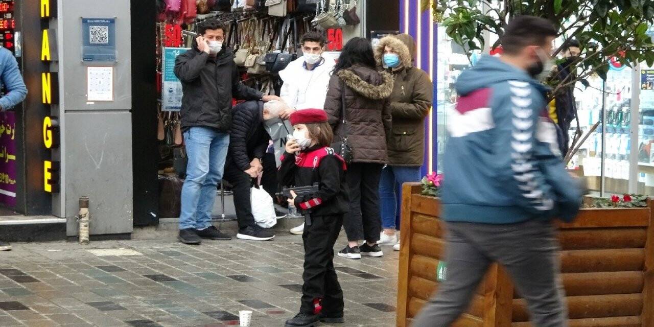 İstiklal Caddesi’nde minik polis, yaralı adam için telsiziyle ambulans istedi