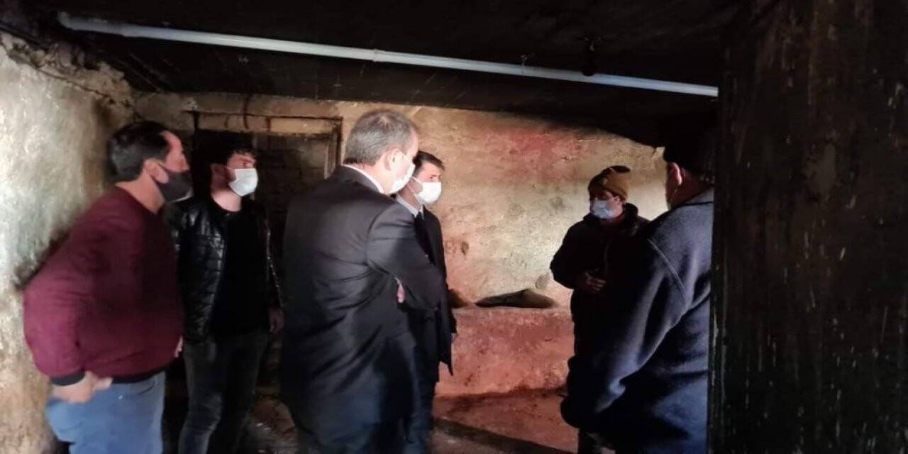 Tomarza Kaymakamı Cebeci ve Başkan Şahin 12 hayvanı telef olan vatandaşa geçmiş olsun ziyaretinde bulundu